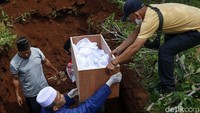 Satu persatu jenazah dipindahkan oleh ahli waris dan petugas.