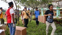 Sebanyak 9 makam keluarga direlokasi ke TPU Situ Kancil Curug, Depok.