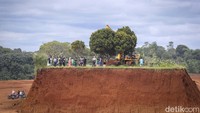 Penampakan makam ‘krammat’ yang ada di tengah ahan proyek perumahan di kawasan Bojong Sari, Depok, Jawa Barat, Senin (23/1/2022).