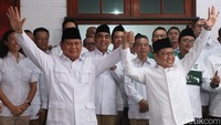 Ketum Partai Gerindra Prabowo Subianto dan Umum PKB Muhaimin Iskandar meresmikan Sekretariat Bersama Gerindra-PKB di Jakarta, Senin (23/1/2023). 