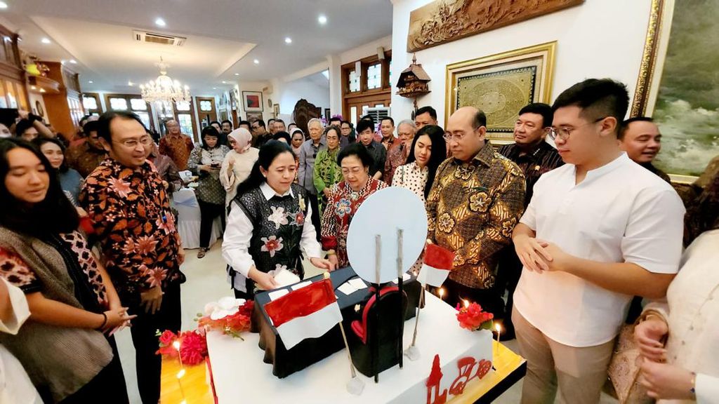 Potongan Kue Pertama Ultah Mega untuk Pramono, Ketiga untuk Menteri Basuki