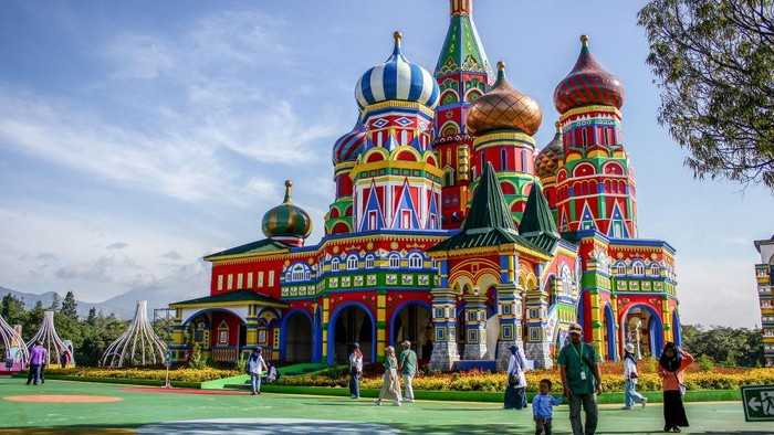 Bangunan masjid yang cantik ini terletak di wisata Jatinangor National Flower Park. Masjid ini menyerupai St. Basils Cathedral yang berada di Moscow, Russia.