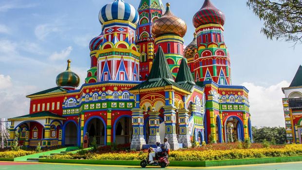Bangunan masjid yang cantik ini terletak di wisata Jatinangor National Flower Park. Masjid ini menyerupai St. Basil's Cathedral yang berada di Moscow, Russia.