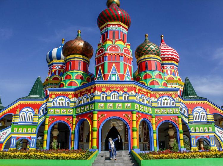 Melihat Keindahan Masjid yang Colorful di Jatinangor