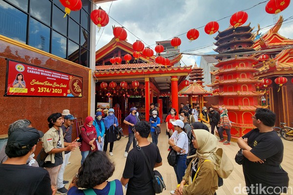 Klenteng tersebut meriah memyambut Imlek 2023. Hok Lay Kiong disebut-sebut sebagai kelenteng tertua di Bekasi. Kelenteng yang digunakan sebagai tempat peribadatan pemeluk agama Konghucu tersebut diperkirakan berusia lebih dari 300 tahun. Klenteng tersebut meriah memyambut Imlek 2023. Hok Lay Kiong disebut-sebut sebagai kelenteng tertua di Bekasi. Kelenteng yang digunakan sebagai tempat peribadatan pemeluk agama Konghucu tersebut diperkirakan berusia lebih dari 300 tahun.