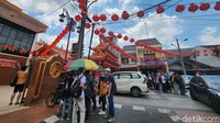 Kirab budaya rencananya akan menampilkan berbagai atraksi seperti Tarian Barongsai, Tarian Liong, maupun musik khas masyarakat etnis TIonghoa.