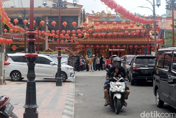 Warga berdoa di Kelenteng Hok Lay Kiong di Jl Kenari, Bekasi Timur, Kota Bekasi, Jawa Barat, Sabtu (21/1/2023). Klenteng tersebut meriah memyambut Imlek 2023. Hok Lay Kiong disebut-sebut sebagai kelenteng tertua di Bekasi. Kelenteng yang digunakan sebagai tempat peribadatan pemeluk agama Konghucu tersebut diperkirakan berusia lebih dari 300 tahun. Adapun arti nama Hok Lay Kiong sendiri adalah istana yang mendatangkan rezeki. Tempat ini dipercaya bisa mendatangkan rezeki bagi siapa saja yang berkunjung.