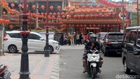 Klenteng Hok Lay Kiong kerap dipadati oleh para umat klenteng maupun para wisatawan yang tertarik berkunjung dan melihat-lihat.
