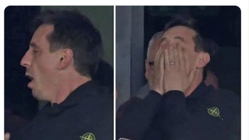 Reaksi kecewa Gary Neville begitu Arsenal mencetak gol kemenangan di menit akhir pertandingan. Foto: Twitter