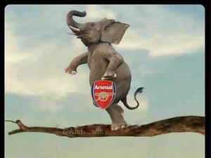 Meme Arsenal Libas MU: Nyaman di Pucuk, Nketiah kayak Henry!