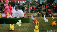 Terdapat dekorasi Imlek seperti lampion dan patung kelinci, juga area bermain anak-anak. 