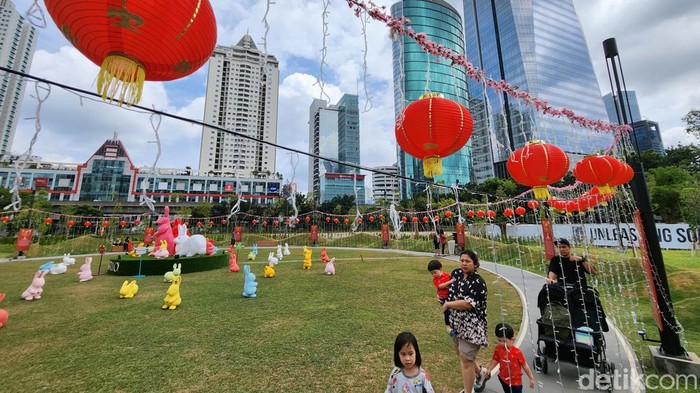 Menikmati Suasana Imlek di 'Taman Kota' One Satrio Warga menikmati suasana Imlek di One Satrio, kawasan Mega Kuningan, Jakarta, Senin (23/1/2023).