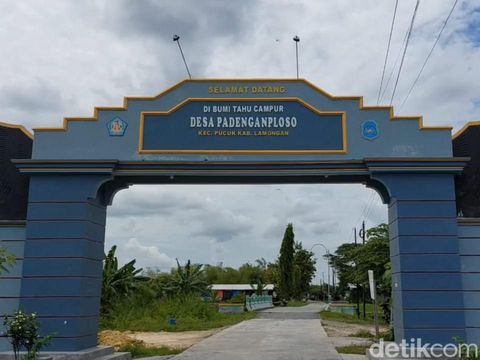 Menikmati tahu campur di desa asalnya yang ada di Lamongan