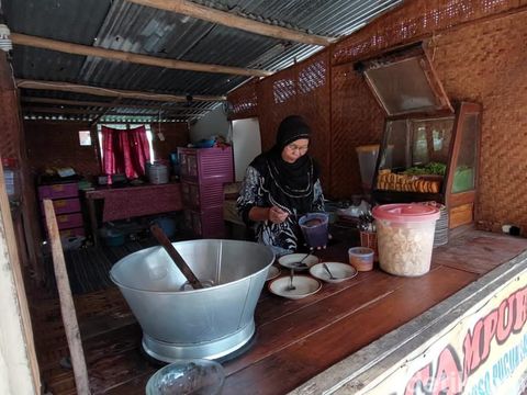 Menikmati tahu campur di desa asalnya yang ada di Lamongan