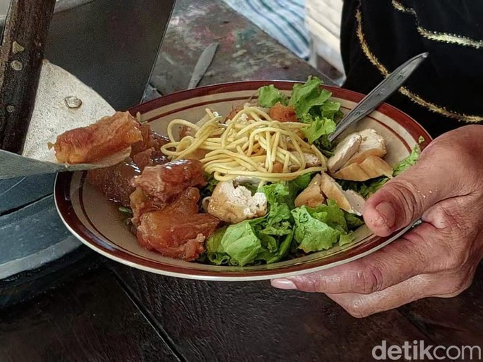 Menikmati tahu campur di desa asalnya yang ada di Lamongan