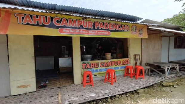 Menikmati tahu campur di desa asalnya yang ada di Lamongan
