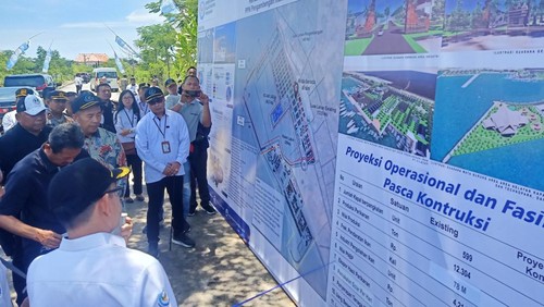 Menteri Kelautan dan Perikanan (KKP) Sakti Wahyu Trenggono melihat peta rencana ruang lingkup pengembangan PPN Pengambengan, Jembrana, Bali, Senin (23/1/2023).