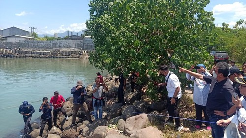 Menteri Kelautan dan Perikanan (KKP) Sakti Wahyu Trenggono saat meninjau lokasi  pembangunan Pelabuhan Perikanan Internasional, di Jembrana, Bali, Senin (23/1/2023).