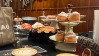 Beragam hidangan mulai dari kopi hingga pastry disajikan di sini. Tentunya sesuai dengan namanya cappuccino menjadi menu andalan yang bisa dinikmati dengan beragam pastry.