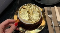 Mirip seperti restorannya, kopi yang disajikan di kafe ini dilapisi dengan lembaran emas. Menu tersebut menjadi yang wajib dipesan jika datang ke Kapicciiinoo.