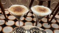 Penyajian unik lainnya yang bisa ditemukan di sini misalnya segelas kopi yang disajikan mirip Martini. Untuk pelengkapnya ada berbagai kacang sebagai camilan.