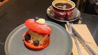 Kapicciiinoo juga menyajikan macaroon dengan warna cerah dan dilengkapi krim di tengahnya. Macaroon ini paling cocok untuk dinikmati bersama secangkir kopi hitam yang segar.