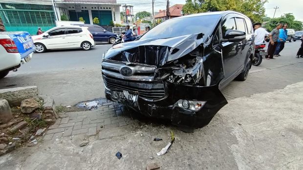 Mobil anggota DPRD Jateng tabrak pedagang cilok di Ngaliyan, Kota Semarang, Senin (23/1/2023).