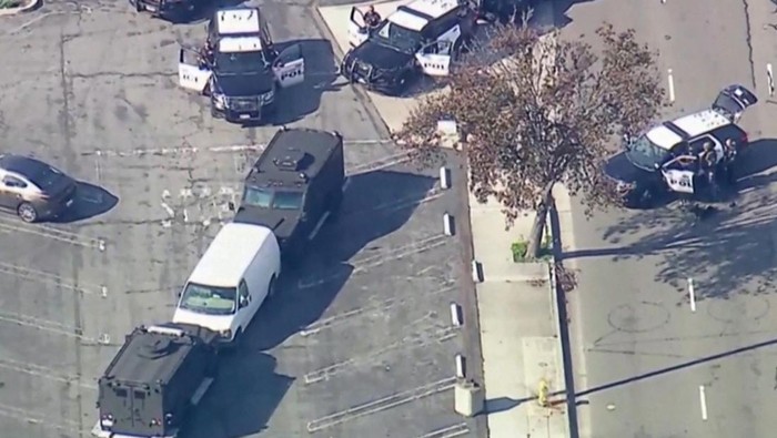 Momen Penyergapan Mobil Pelaku Penembakan Massal di California Police use armored vehicles to surround a white cargo van, believed by law enforcement to be connected to the Monterey Park mass shooting suspect according to an ABC affiliate, as a SWAT team approaches at a parking lot in Torrance, California, U.S. January 22, 2023 in a still image from video. ABC Affiliate KABC via REUTERS NO RESALES. NO ARCHIVES. MANDATORY CREDIT