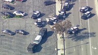 Polisi mengepung van kargo putih yang diyakini milik tersangka penembakan massal saat Imlek di Torrance, California, Amerika Serikat, Minggu (22/1/2023) waktu setempat.
