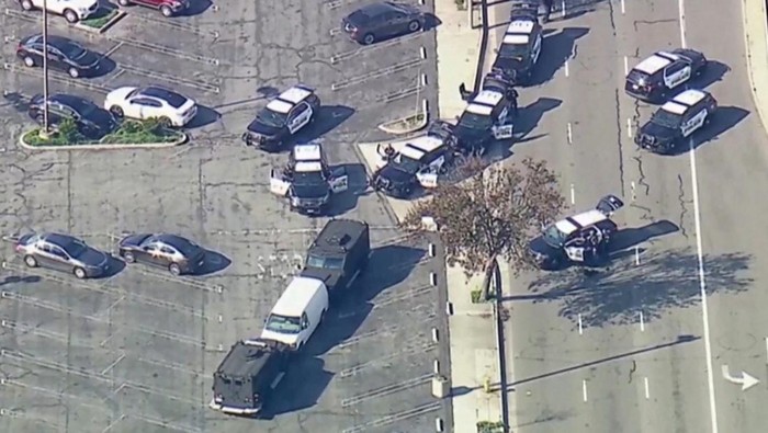 Momen Penyergapan Mobil Pelaku Penembakan Massal di California Police use armored vehicles to surround a white cargo van, believed by law enforcement to be connected to the Monterey Park mass shooting suspect according to an ABC affiliate, as a SWAT team approaches at a parking lot in Torrance, California, U.S. January 22, 2023 in a still image from video. ABC Affiliate KABC via REUTERS NO RESALES. NO ARCHIVES. MANDATORY CREDIT
