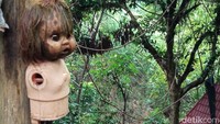 Saat akan memasuki Museum Santet ini, pengunjung akan langsung disambut oleh berbagai macam penampakan benda-benda dengan wujud menyeramkan. Tiang-tiang penyangga bangunan berupa lorong yang menjadi pintu masuk dibuat menyerupai pocong. (Foto: Ony Syahroni/detikJabar)
