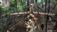 Kemudian saat memasuki area utama, kita juga akan kembali merasakan suasana horor dengan banyaknya boneka-boneka berwajah seram yang bergelantungan. (Foto: Ony Syahroni/detikJabar)