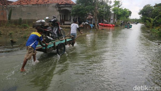 Ojek motor di jalanan alternatif Pati-Kudus, Desa Kasiyan, Kecamatan Sukolilo, Pati, Senin (23/1/2023).