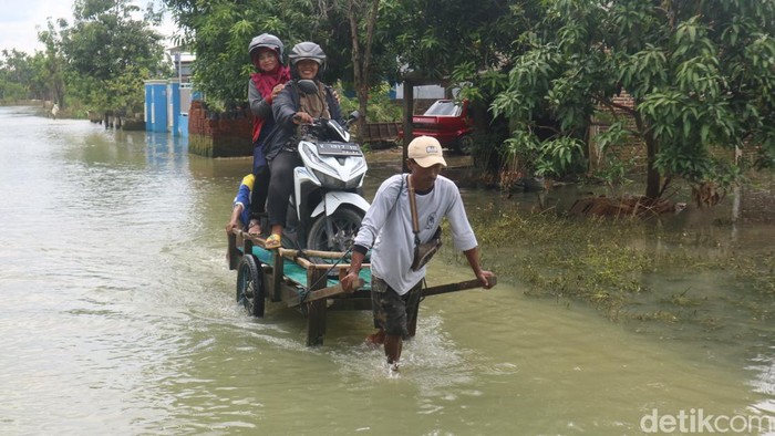 Ojek motor di jalanan alternatif Pati-Kudus, Desa Kasiyan, Kecamatan Sukolilo, Pati, Senin (23/1/2023).