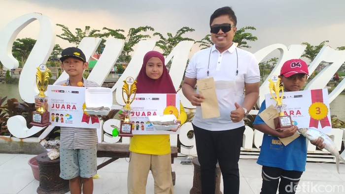 Para juara lomba lato-lato di Sidoarjo berhak dapat hadiah udang dan bandeng serta uang tunai