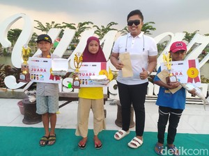 Seru! 3 Anak di Sidoarjo Juara Lomba Lato-lato, Hadiahnya 146 Udang-Bandeng