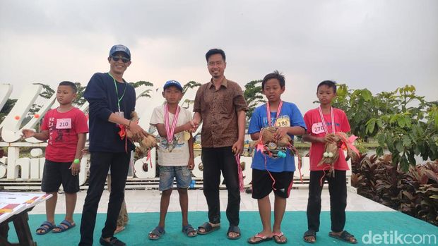Para juara lomba lato-lato di Sidoarjo berhak dapat hadiah udang dan bandeng serta uang tunai