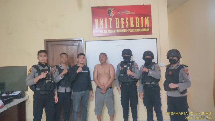 Pelaku upaya pembobolan mesin ATM berinsial SG saat diamankan polisi. (Dok Polda Sumut)