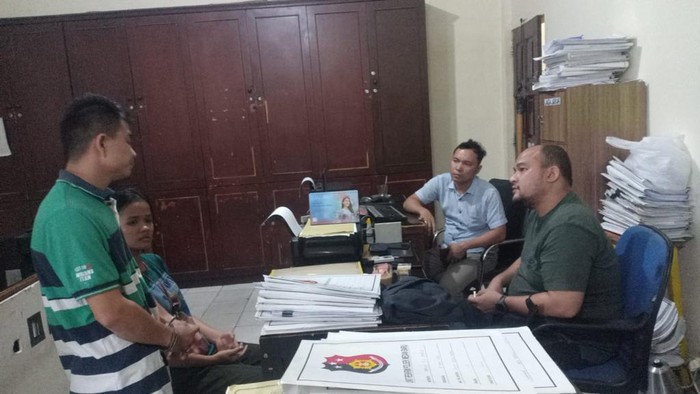 Pelapor dan pelaku penahanan ijazah mantan pacar saat diperiksa polisi. (Foto: Istimewa)