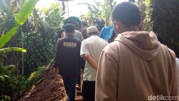 Pelayat mengantarkan jenazah Nurhayati, korban meninggal dunia usai tertimbun material longsor pada Minggu (22/1), di Desa Kertawirama