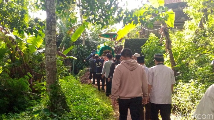 Pelayat mengantarkan jenazah Nurhayati, korban meninggal dunia usai tertimbun material longsor pada Minggu (22/1), di Desa Kertawirama