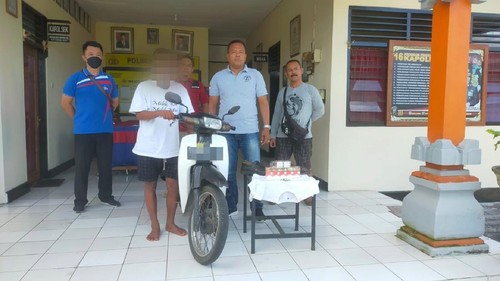 Pelaku pencurian, SY, dan sepeda motornya yang kini menjalani pemeriksaan di Polsek Marga.