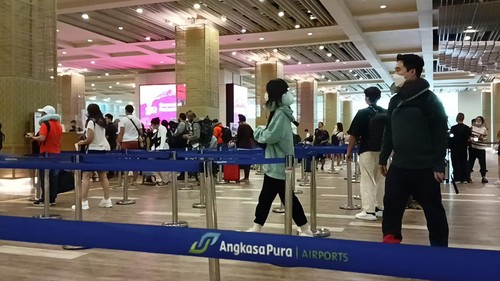 Penumpang di Terminal Kedatangan Internasional Bandara I Gusti Ngurah Rai Bali, Senin (23/1/2023).