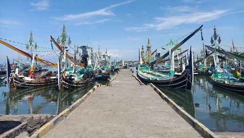 Perahu nelayan Pengambengan terparkir di kolam labuh PPN Pengambengan, Kecamatan Negara, Kabupaten Jembrana, Bali, Senin (23/1/2023).