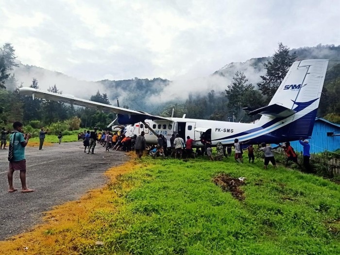 Pesawat Jenis Twin Otter milik PT SAM Air  tergelincir saat mendarat di Lapangan Terbang Beoga, Puncak, Papua Tengah.