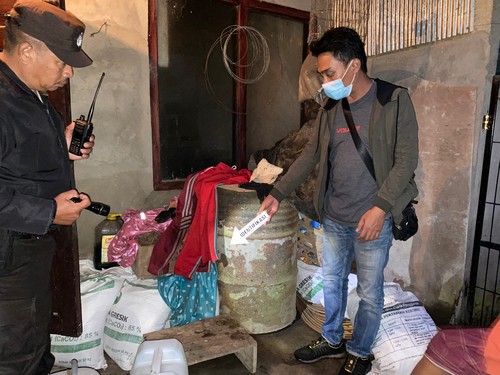 Polisi menunjukkan lokasi warga tersambar petir di Desa Awan, Kecamatan Kintamani, Kabupaten Bangli, Bali.