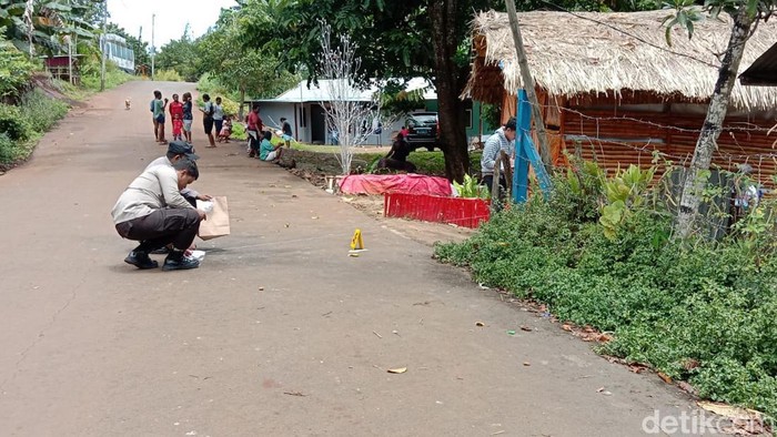 Polisi olah TKP ledakan bom rakitan di dekat rumah jurnalis senior Papua.
