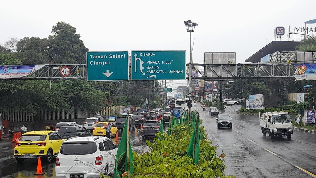 Lalin Puncak Padat, Polisi Terapkan One Way Arah Jakarta Siang ini