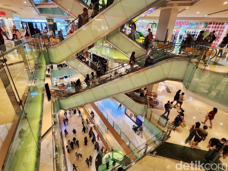 Potret Keramaian Pusat Perbelanjaan Pada Cuti Bersama Imlek