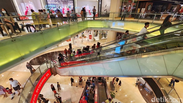 Salah satu pusat perbelanjan di Jakarta, kini ramai dikunjungi saat harı libur cuti bersama tahun baru Imlek 2023. Nih fotonya.